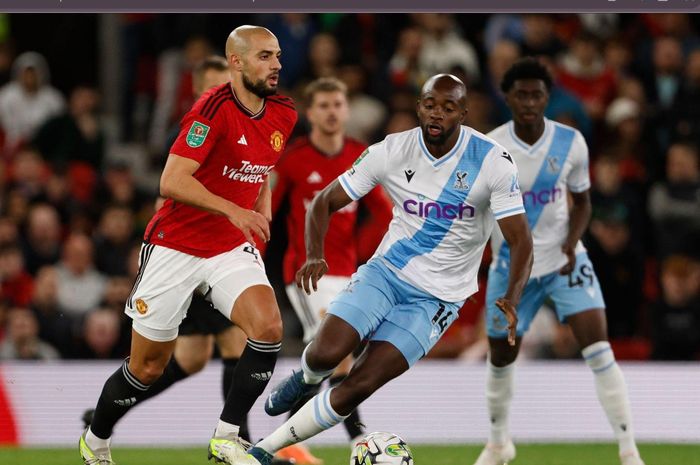 Sofyan Amrabat melakoni debut starter di Man United sebagai bek sayap kiri dalam laga melawan Crystal Palace pada ajang Piala Liga Inggris di Old Trafford (26/9/2023).