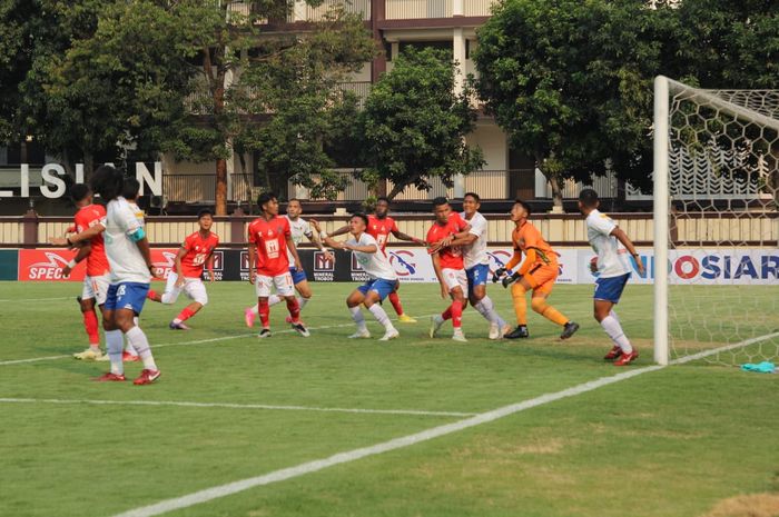 Pertandingan Malut United FC vs PSIM Yogyakarta dalam lanjutan Liga 2 di Stadion PTIK, Jakarta, Sabtu (30/9/2023). 