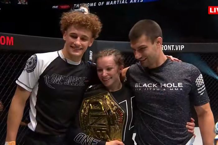 Danielle Kelly dinobatkan sebagai juara atomweight submission grappling ONE Championship setelah menang atas Jessa Khan di ONE Fight Night 14, Sabtu (30/9/2023) di Singapura.