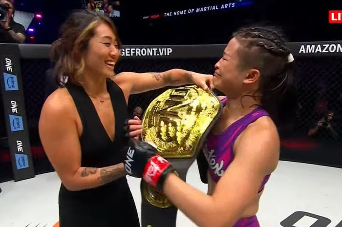 Stamp Fairtex menerima sabuk juara atomweight ONE Championship dari mantan ratu divisi, Angela Lee, di ONE Fight Night 14, Sabtu (30/9/2023).