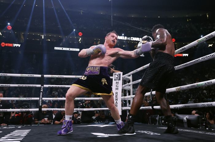 Saul 'Canelo' Alvarez (kiri) memukul Jermell Charlo dalam pertarungan gelar kelas menengah super di T-Mobile Arena, Nevada, Amerika Serikat, 30 September 2023.