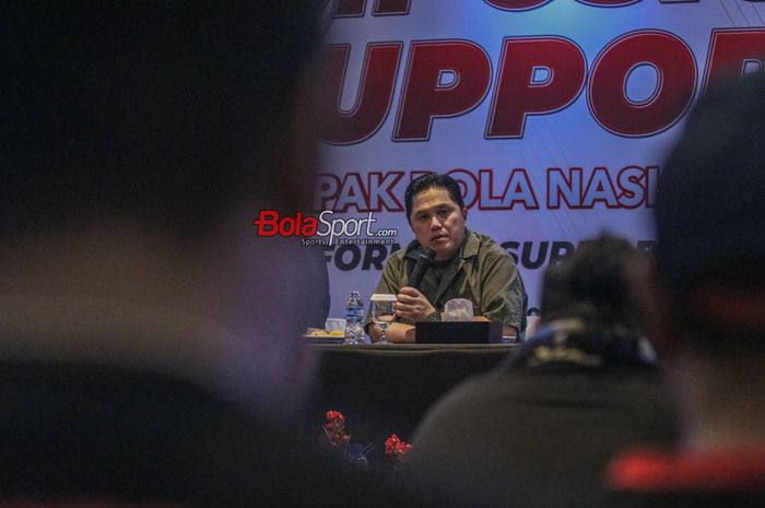 Ketua Umum PSSI, Erick Thohir, sedang memberikan sambutan dalam Simposium Suporter Sepak Bola Nasional 2023 di Hotel Royal, Kuningan, Jakarta, Minggu (1/10/2023).