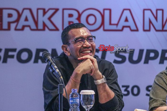 Anggota Komite Eksekutif (Exco) PSSI, Arya Sinulingga, sempat tersenyum saat sedang memberikan sambutan dalam Simposium Suporter Sepak Bola Nasional 2023 di Hotel Royal, Kuningan, Jakarta, Minggu (1/10/2023).