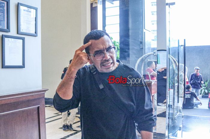 Anggota Komite Eksekutif (Exco) PSSI, Arya Sinulingga, sedang memberikan keterangan kepada awak media di Hotel Royal, Kuningan, Jakarta, Minggu (1/10/2023).