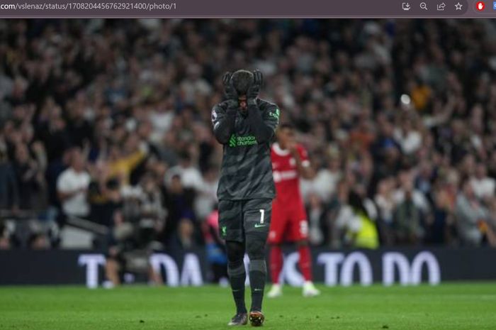 Raut kekecewaan penjaga gawang Liverpool dalam laga melawan Tottenham Hotspur di Tottenham Hotspur Stadium, Sabtu (30/9/2023).