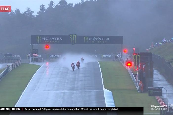 Balapan MotoGP Jepang dihentikan setelah 13 lap. Bendera merah dikibarkan setelah hujan deras mengguyur Sirkuit Motegi di Motegi, Jepang, 1 Oktober 2023.