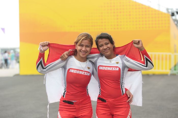 Atlet balap sepeda Indonesia, Jasmine Azzahra Setyobudi dan Amellya Nur Sifa, merayakan raihan medali dari balap BMX putri di Chun'an Jieshou Sports Centre BMX Course, Hangzhou, China, Minggu (1/10/2023). Amellya merebut emas sedangkan Jasmine mendapat perunggu.