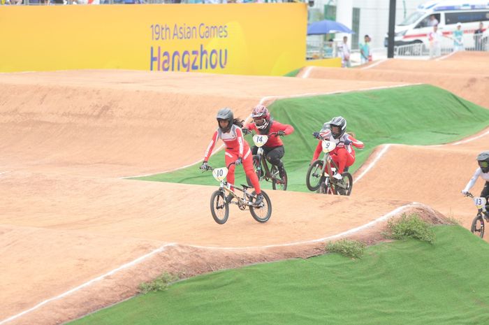 Aksi atlet balap sepeda Indonesia, Amellya Nur Sifa (10) dan Jasmine Azzahra Setyobudi (9), dalam balapan BMX putri di Chun'an Jieshou Sports Centre BMX Course, Hangzhou, China, Minggu (1/10/2023).