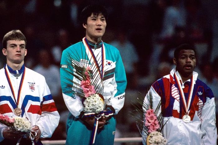 Roy Jones Jr (kanan) dicurangi dengan dinyatakan kalah dari Park Su-hin walaupun jelas-jelas menang di final tinju kelas menengah ringan Olimpiade 1988, 2 Oktober 1988.