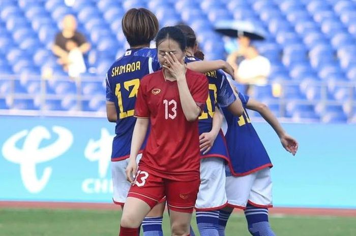 Kesedihan pemain Timnas Wanita Vietnam usai kalah dari Jepang dan tersingkir di babak penyisihan grup Asian Games 2022.