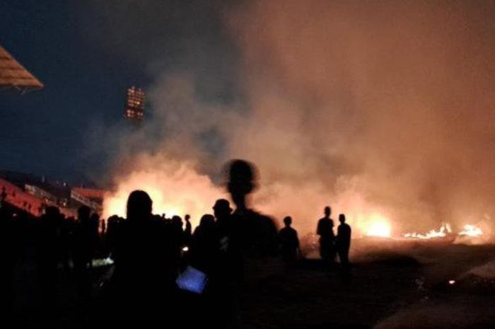 Kebakaran rumput di Stadion kanjuruhan saat peringatan setahun Tragedi Kanjuruhan, Minggu (1/10/2023) 