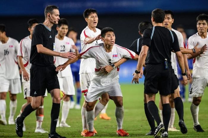 Para pemain Korea Utara tak puas dengan keputusan wasit yang memberikan penalti kepada Jepang di perempat final Asian Games 2022.