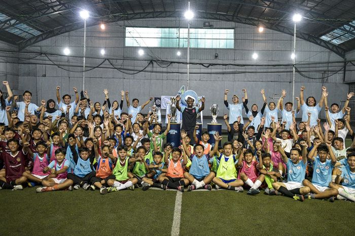 Legenda Manchester City, Shaun Wright-Phillips, dalam salah satu rangkaian acara Treble Trophy Tour pada Jumat (29/3/2023).