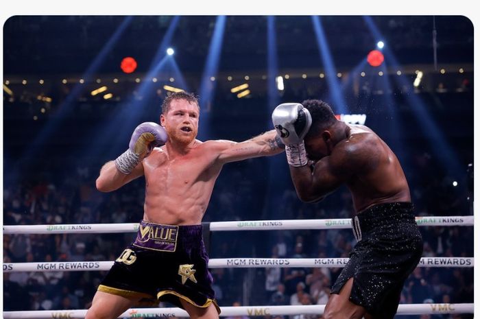 Jermell Charlo (kanan), kalah telak dalam pertarungan melawan Canelo Alvarez, Sabtu (30/9/2023) di Las Vegas.