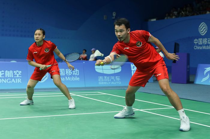 Pasangan ganda campuran Indonesia, Rinov Rivaldy/Pitha Haningtyas Mentari, pada pertama Asian Games 2022 di Binjiang Gymnasium, Hangzhou, China, Senin (2/10/2023) 