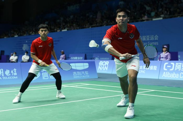 Pasangan ganda putra Indonesia, Leo Rolly Carnando/Daniel Marthin, pada babak pertama nomor perorangan Asian Games 2022 melawan Korea Selatan di Binjiang Gymnasium, Hangzhou, China, Senin (2/10//2023).