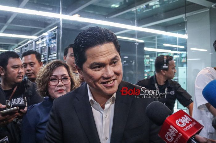 Ketua Umum PSSI, Erick Thohir (kanan), sedang memberikan keterangan kepada awak media di Kawasan Senayan, Jakarta, Selasa (3/10/2023).