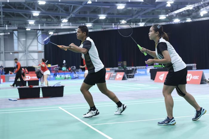 Aksi ganda campuran Indonesia, Bimo Prasetyo/Ziya Syafira Zulfa Putri Abdillah, pada babak pertama Kejuaraan Dunia Junior 2023 di The Podium Arena, Spokane, Amerika Serikat, 2 Oktober 2023.