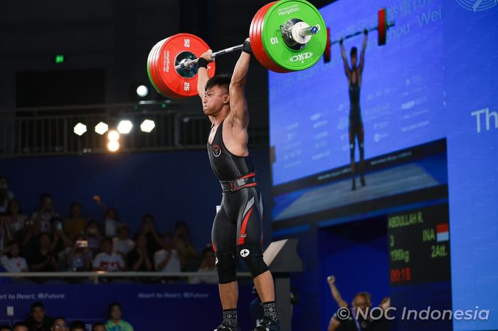 Lifter Indonesia, Rahmat Erwin Abdullah, saat tampil pada perlombaan angkat besi nomor 73kg putra Asian Games 2022 di Hangzhou, China, 3 October 2023.