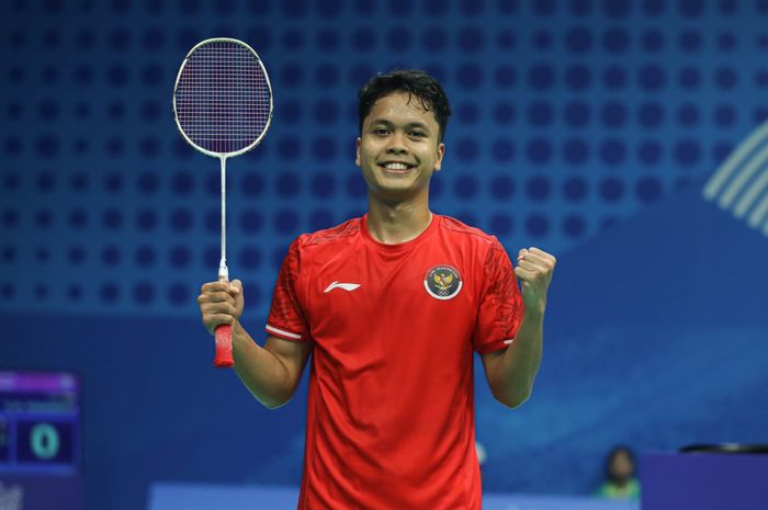 Pebulu tangkis tunggal putra Indonesia, Anthony Sinisuka Ginting, pada nomor beregu Asian Games 2022 melawan Korea Selatan di Binjiang Gymnasium, Jumat (29/9/2023).