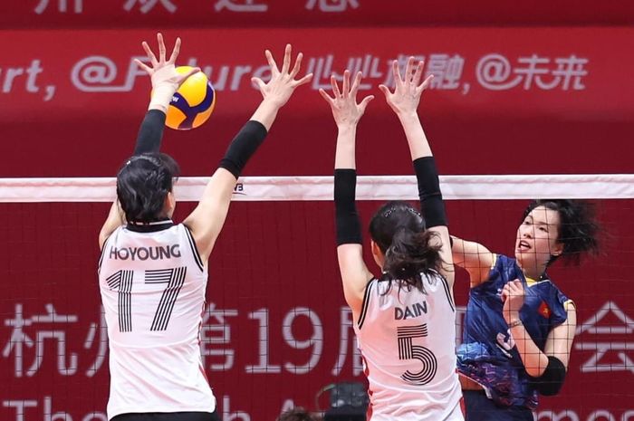 Kapten timnas voli putri Vietnam, Tran Thi Than Thuy melepaskan spike keras yang berusah dihalau oleh dua pemain Korea Selatan, Kim Dain dan Jung Hoyoung pada laga babak penyisihan voli Asian Games 2022, Minggu, 1 Oktober 2023