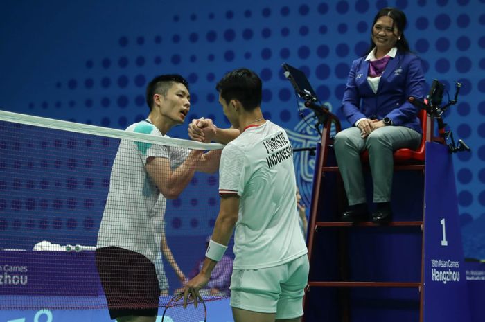 Tunggal putra Indonesia, Jonatan Christie (kanan) dikalahkan Chou Tien Chen dari Taiwan (kiri) pada babak pertama Singapore Open 2024