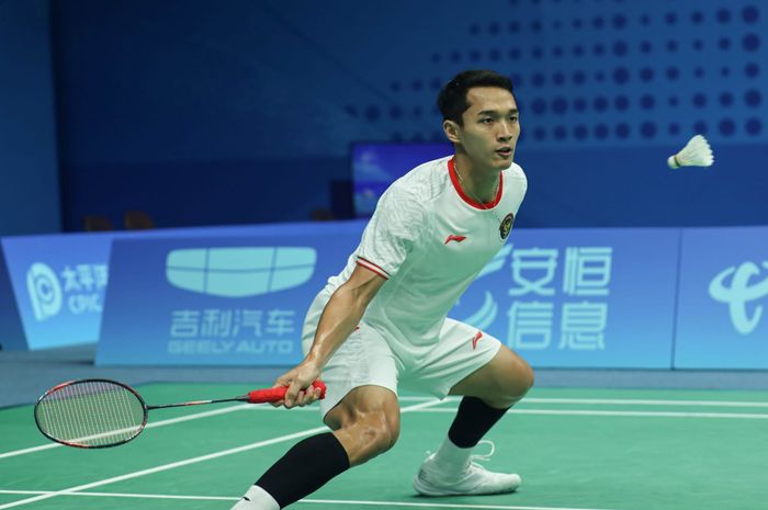 Aksi Jonatan Christie saat tampil pada pada babak pertama bulu tangkis Asian Games 2022 nomor perorangan, di Binjiang Gymnasium, Hangzhou, China, Selasa (3/10/2023)