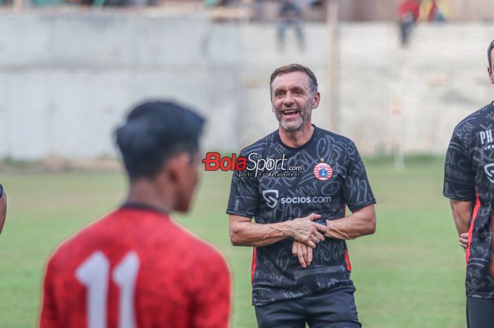 Pelatih Persija Jakarta, Thomas Doll, sempat tersenyum saat sedang memberikan intruksi kepada para pemainnya saat berlatih di Lapangan Nirwana Park, Sawangan, Jawa Barat, Rabu (4/10/2023).