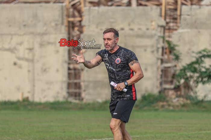 Pelatih Persija Jakarta, Thomas Doll, sedang memberikan intruksi kepada para pemainnya saat berlatih di Lapangan Nirwana Park, Sawangan, Jawa Barat, Rabu (4/10/2023).