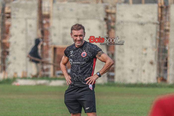 Pelatih Persija Jakarta, Thomas Doll, sedang memantau para pemainnya berlatih di Lapangan Nirwana Park, Sawangan, Jawa Barat, Rabu (4/10/2023).