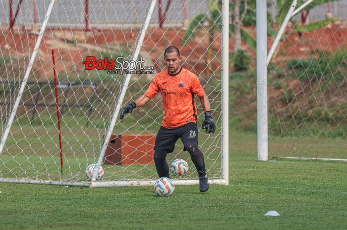 Kiper Persija Jakarta, Andritany Ardhiyasa, sedang menguasai bola saat berlatih di Lapangan Nirwana Park, Sawangan, Jawa Barat, Rabu (4/10/2023).