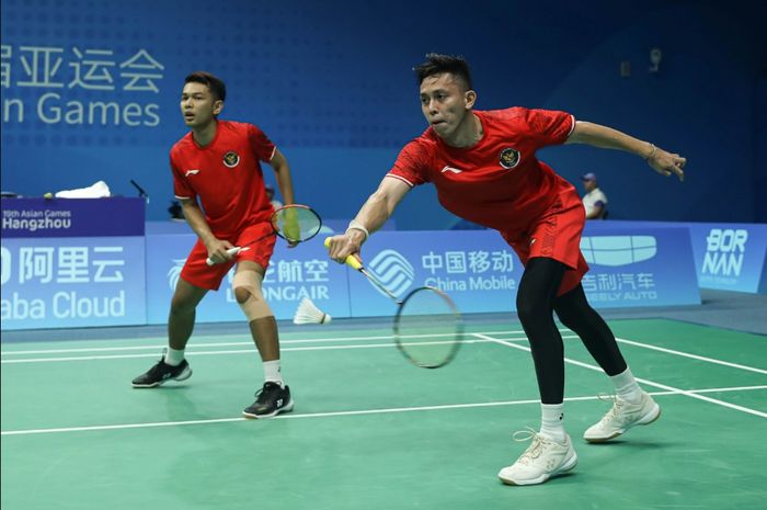 Ganda putra Indonesia, Fajar Alfian/Muhammad Rian Ardianto saat beraksi di Asian Games 2022 nomor beregu, di Binjiang Gymnasium, Hangzhou, China, Jumat (29/9/2023)