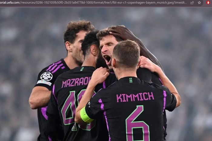 Para pemain Bayern Muenchen merayakan kemenangan atas FC Copenhagen dalam babak penyisihan grup Liga Champions 2023-2024 di Stadion Parken, Selasa (3/10/2023).