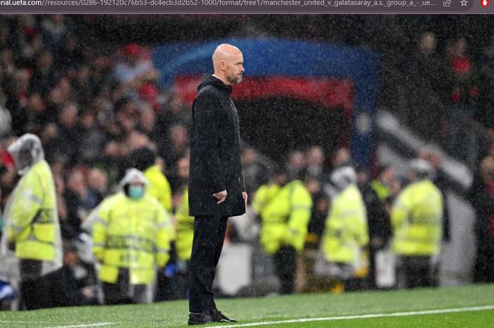 Ekspresi pelatih Manchester United, Erik ten Hag, di pinggir lapangan saat berhadapan dengan Galatasaray di Stadion Old Trafford, Selasa (3/10/2023).