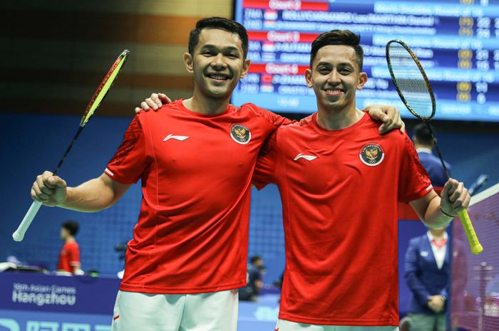 Ganda putra Indonesia, Fajar Alfian/Muhammad Rian Ardianto berselebrasi usai pastikan kemenangan di babak 16 besar Asian Games 2022 di Binjiang Gymnasium, Hangzhou, China, Rabu (4/10/2023)