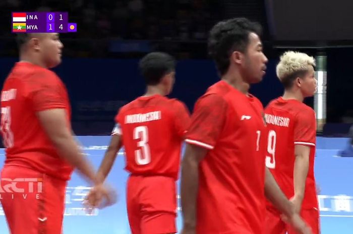 Timnas sepak takraw putra Indonesia saat tampil di partai final menghadapi Myanmar pada nomor Men's Quadrant yang digelar di Jinhua Sport Centre Gymnasium, Hangzhou, China, Rabu, 4 Oktober 2023