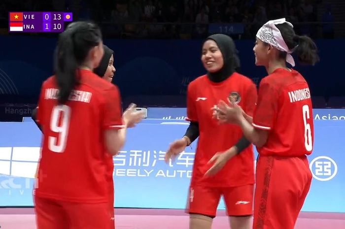 Timnas sepak takraw putri Indonesia saat tampil di partai final menghadapi Vietnam pada nomor Women's Quadrant yang digelar di Jinhua Sport Centre Gymnasium, Hangzhou, China, Rabu, 4 Oktober 2023