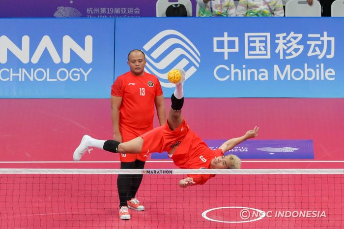 Pemain timnas sepak takraw Indonesia, Muhammad Hafidz, sedang melepaskan roll spike saat menghadapi Myanmar pada final nomor Men's Quadrant yang digelar di Jinhua Sport Centre Gymnasium, Hangzhou, China, Rabu, 4 Oktober 2023