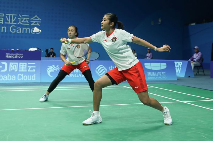 Pasangan ganda putri Indonesia, Febriana Dwipuji Kusuma/Amalia Cahaya Pratiwi, pada babak kedua Asian Games 2022 di Binjiang Gymnasium, Hangzhou, China, Rabu (4/10/2023).