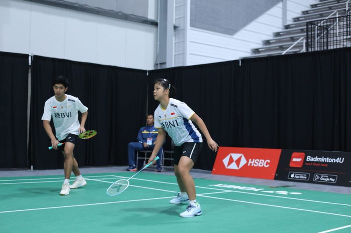 Ganda campuran junior Indonesia, Adrian Pratama/Felisha Alberta Nathaniel Pasaribu saat berlaga di babak 64 besar Kejuaraan Dunia Junior 2023 di Spokane, Washington, Amerika Serikat, Selasa (3/10/2023).