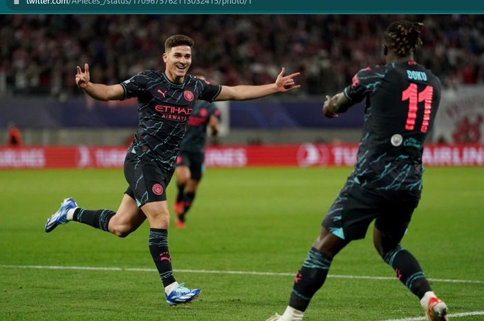 Julian Alvarez disambut Jeremy Doku usai mencetak gol spektakuler ke gawang RB Leipzig dalam kemenangan 3-1 Man City di Liga Champions 2023-2024, Rabu (4/10/2023) atau Kamis dini hari WIB.