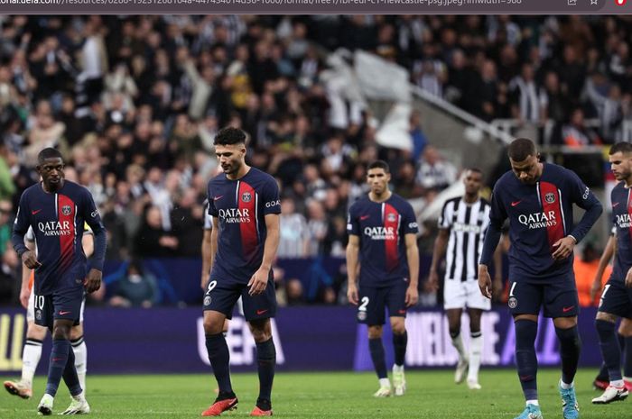 Ekspresi kekecawaan para pemain Paris Saint-Germain usai kalah dari Newcastle United dalam matchday 2 babak penyisihan Grup F Liga Champions 2023-2024 di Stadion St. James' Park, Rabu (4/10/2023).