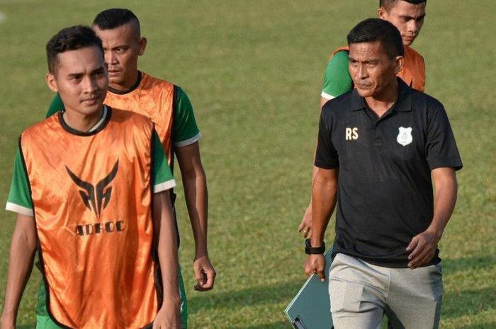 Ridwan Saragih bersama dengan pemain PSMS Medan.