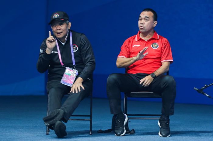 Herry Iman Pierngadi (Herry IP) bersama Rionny Mainaky saat mendampingi Fajar Alfian/Muhammad Rian Ardianto tampil pada perempat final Asian Games 2022