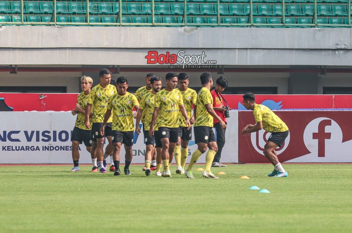 Sejumlah pemain Barito Putera sedang menjalani sesi latihan di Stadion Patriot Candrabhaga, Bekasi, Jawa Barat, Jumat (6/10/2023) pagi.