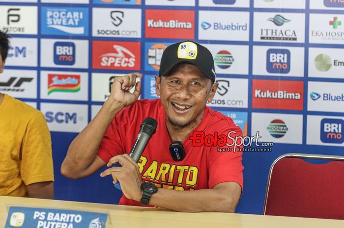 Pelatih Barito Putera, Rahmad Darmawan, sedang memberikan keterangan kepada awak media di Stadion Patriot Candrabhaga, Bekasi, Jawa Barat, Jumat (6/10/2023) pagi.