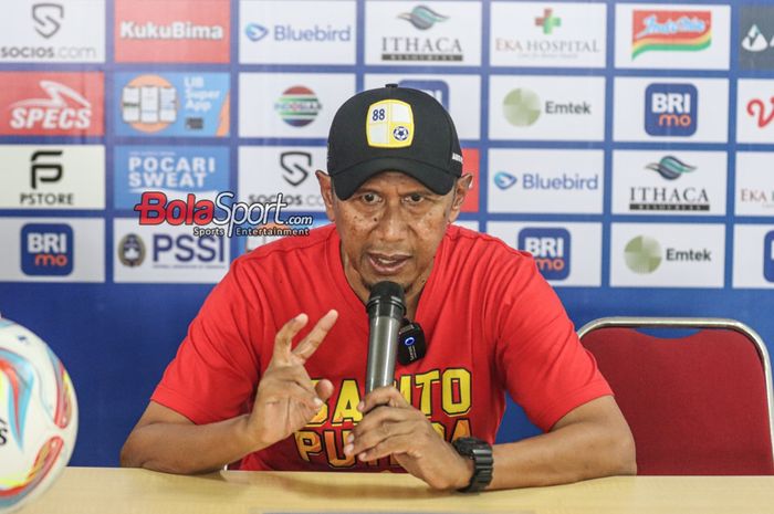 Pelatih Barito Putera, Rahmad Darmawan, sedang memberikan keterangan kepada awak media di Stadion Patriot Candrabhaga, Bekasi, Jawa Barat, Jumat (6/10/2023) pagi.