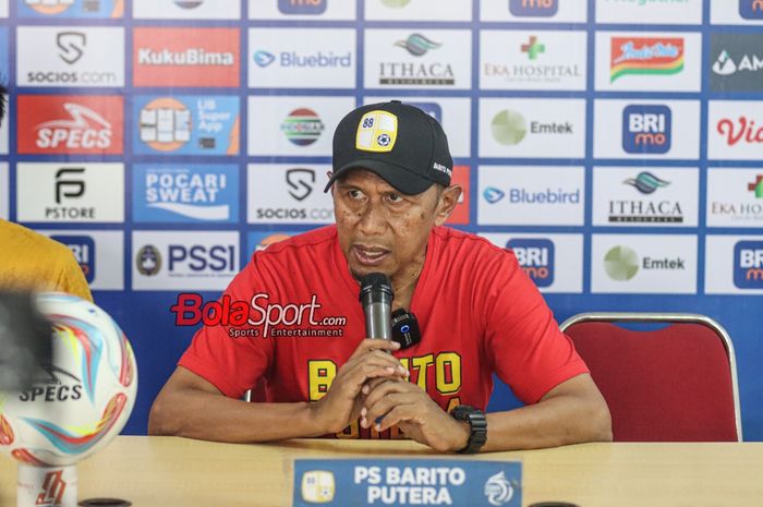 Pelatih Barito Putera, Rahmad Darmawan, sedang memberikan keterangan kepada awak media di Stadion Patriot Candrabhaga, Bekasi, Jawa Barat, Jumat (6/10/2023) pagi.