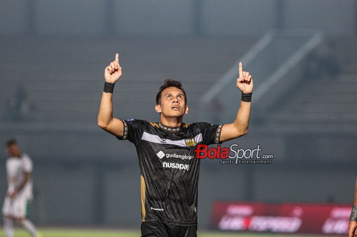 Pemain Dewa United, Egy Maulana Vikri, sedang melakukan selebrasi seusai mencetak gol dalam laga pekan ke-15 Liga 1 2023 di Stadion Indomilk Arena, Tangerang, Banten, Jumat (6/10/2023) malam.