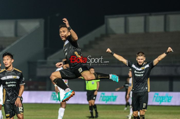 Pemain Dewa United, Egy Maulana Vikri (tengah), sedang melakukan selebrasi seusai mencetak gol dalam laga pekan ke-15 Liga 1 2023 di Stadion Indomilk Arena, Tangerang, Banten, Jumat (6/10/2023) malam.